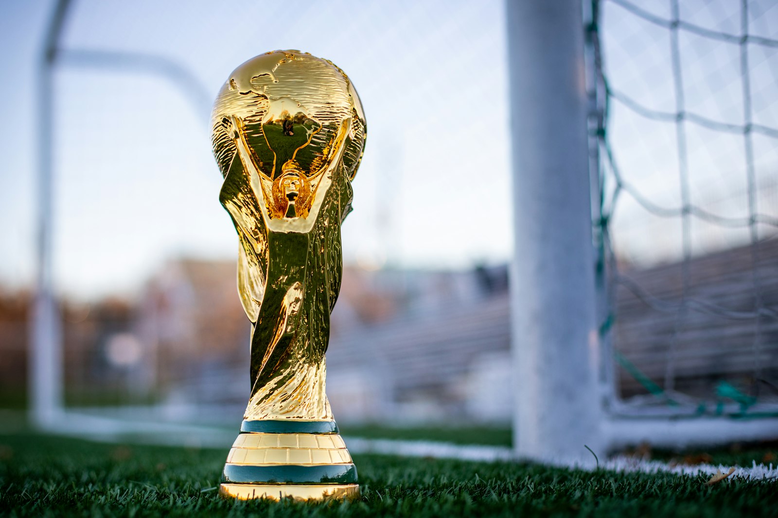 Złote trofeum sportowe jako symbol odznak i osiągnięć