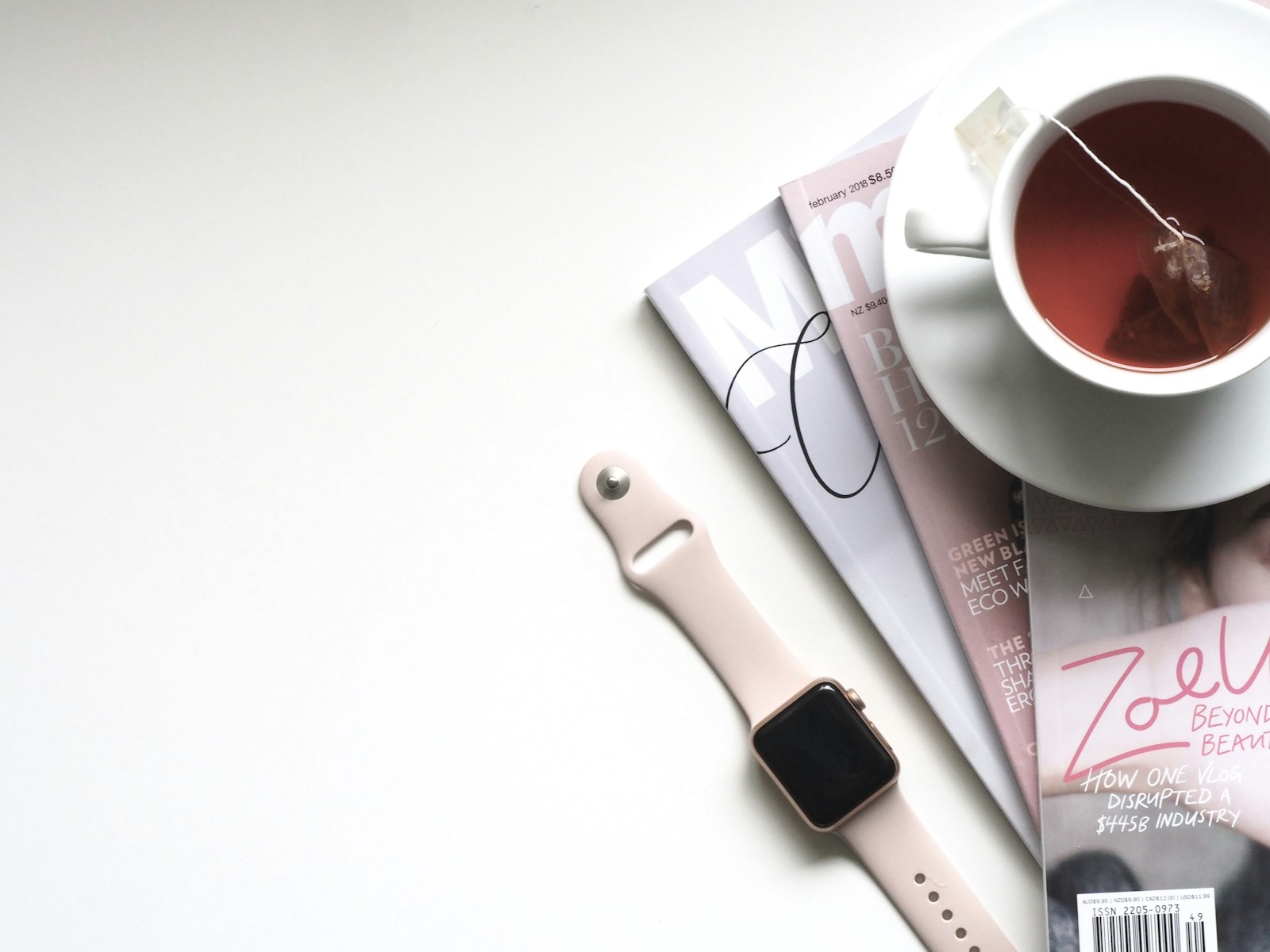 Smartwatch obok filiżanki herbaty jako symbol przypomnień i powiadomień